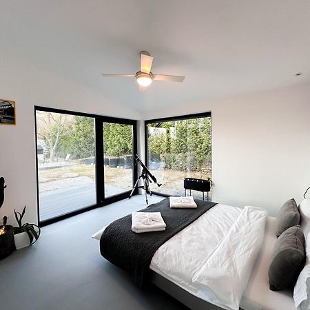 Black Walnut House With Indoor Outdoor Fireplace Izvoarele  外观 照片