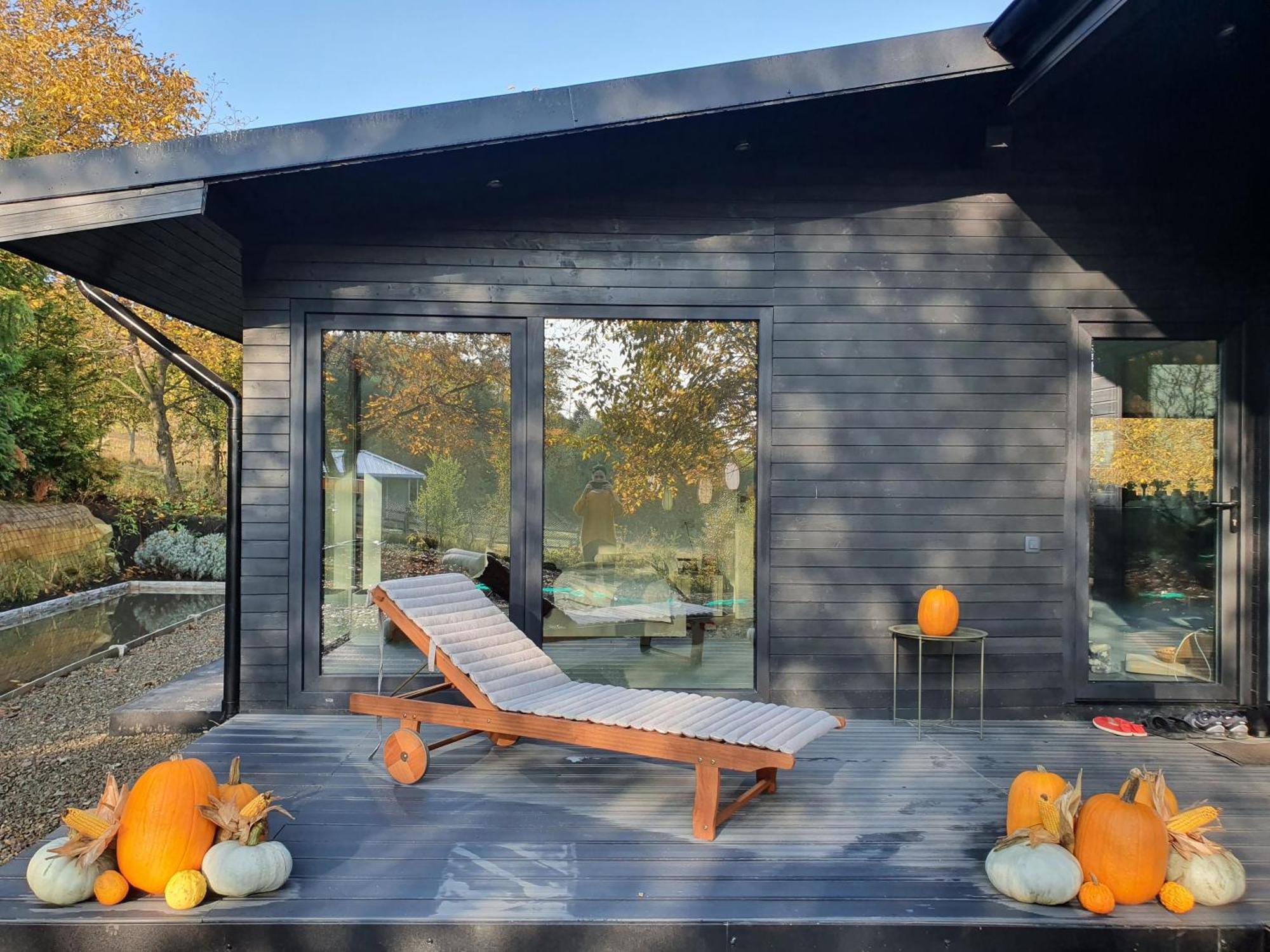 Black Walnut House With Indoor Outdoor Fireplace Izvoarele  外观 照片