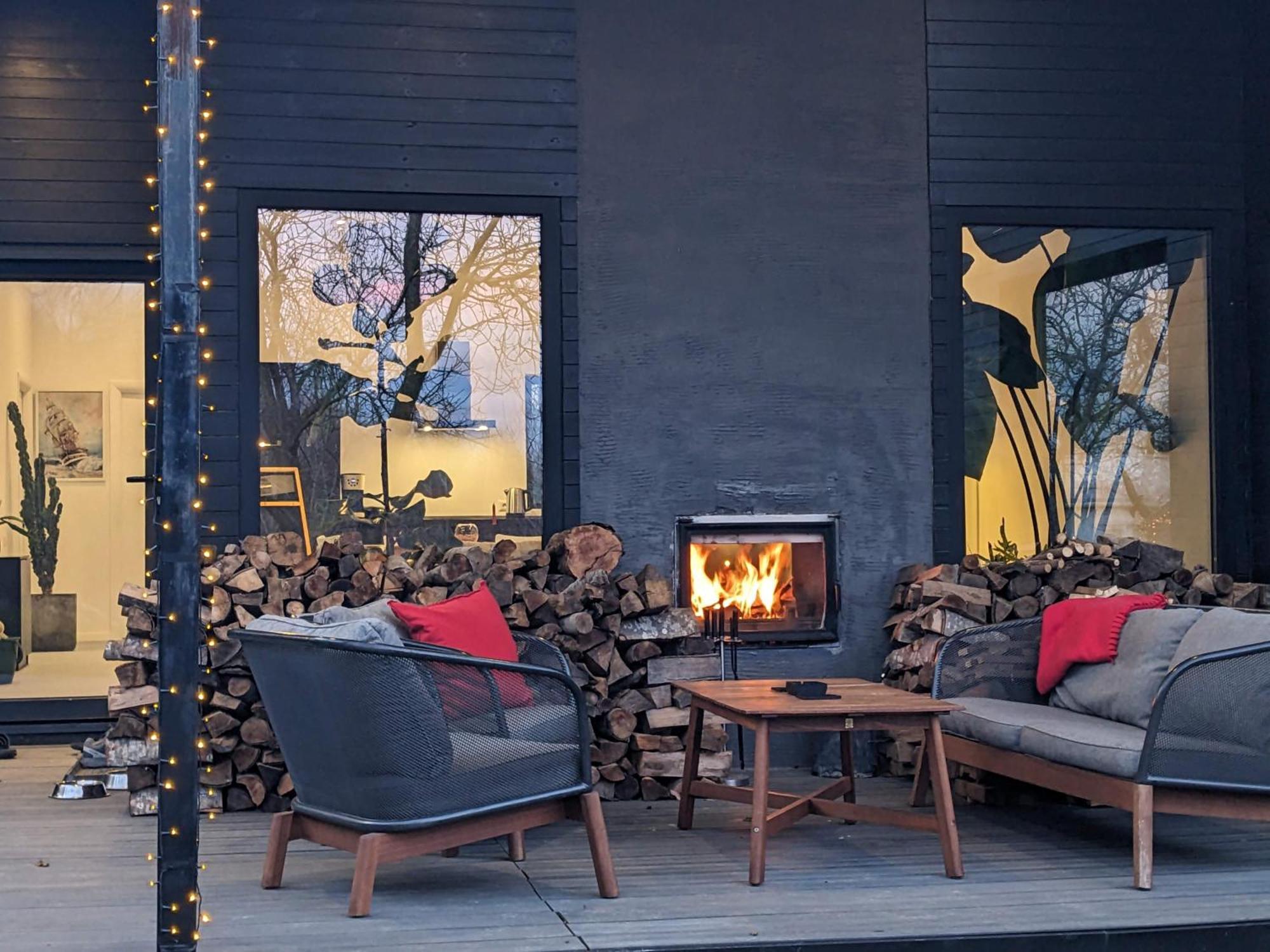 Black Walnut House With Indoor Outdoor Fireplace Izvoarele  外观 照片