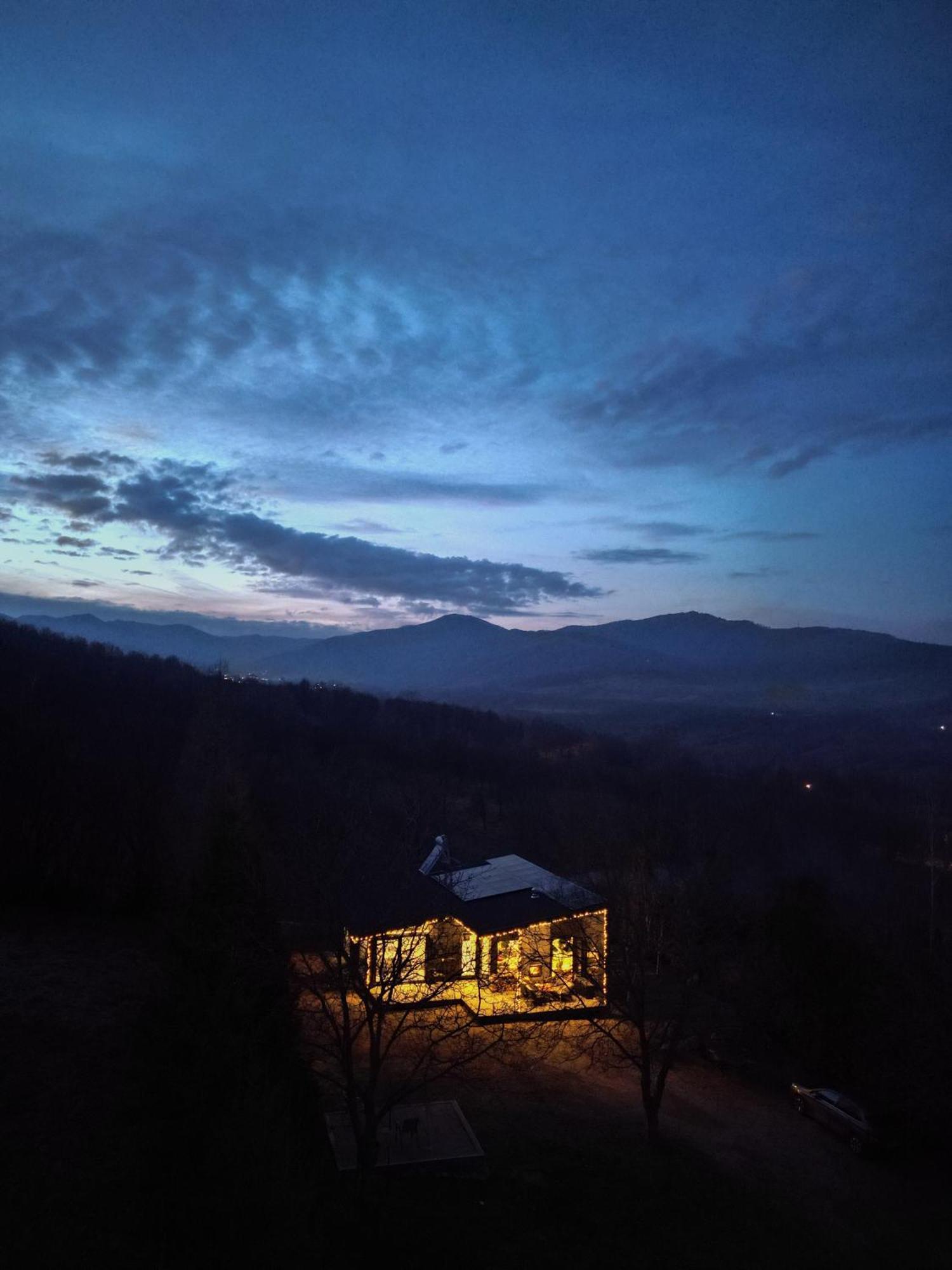 Black Walnut House With Indoor Outdoor Fireplace Izvoarele  外观 照片